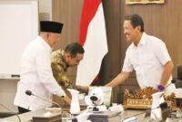 Menteri kelautan dan perikanan republik Indonesia Sakti Wahyu Trenggono saat menerima kunjungan gubernur Maluku Utara KH Abdul Gani Kasuba didampingi Kadis DKP Malut Abdullah Assagaf di ruang pertemuan GMB KKP, Senin, 10/04/23(doc:ADM)