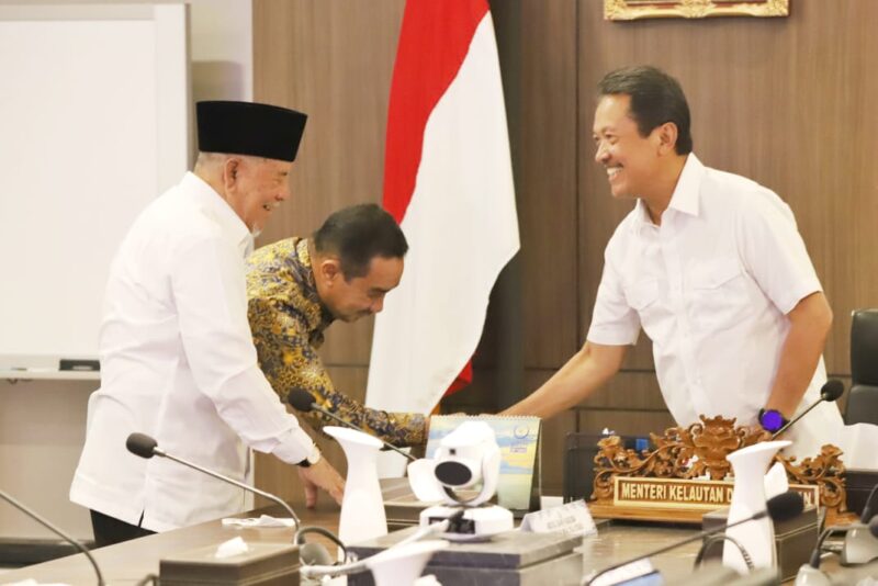 Menteri kelautan dan perikanan republik Indonesia Sakti Wahyu Trenggono saat menerima kunjungan gubernur Maluku Utara KH Abdul Gani Kasuba didampingi Kadis DKP Malut Abdullah Assagaf di ruang pertemuan GMB KKP, Senin, 10/04/23(doc:ADM)