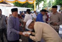 Suasana silaturahim gubernur Maluku Utara KH Abdul Gani Kasuba dengan masyarakat dimana dalam setiap momentum acara, gubernur AGK selalu menjadi tuan rumah yang mendahulukan tamunya makan dengan memberikan piring kepada setiap tamu dari kalangan apa saja.(foto:adm)