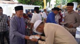 Suasana silaturahim gubernur Maluku Utara KH Abdul Gani Kasuba dengan masyarakat dimana dalam setiap momentum acara, gubernur AGK selalu menjadi tuan rumah yang mendahulukan tamunya makan dengan memberikan piring kepada setiap tamu dari kalangan apa saja.(foto:adm)