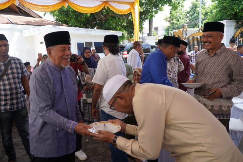 Suasana silaturahim gubernur Maluku Utara KH Abdul Gani Kasuba dengan masyarakat dimana dalam setiap momentum acara, gubernur AGK selalu menjadi tuan rumah yang mendahulukan tamunya makan dengan memberikan piring kepada setiap tamu dari kalangan apa saja.(foto:adm)