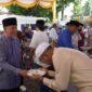Suasana silaturahim gubernur Maluku Utara KH Abdul Gani Kasuba dengan masyarakat dimana dalam setiap momentum acara, gubernur AGK selalu menjadi tuan rumah yang mendahulukan tamunya makan dengan memberikan piring kepada setiap tamu dari kalangan apa saja.(foto:adm)