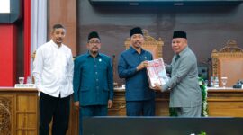 Penyerahan dokumen APBD 2024 oleh Wakil Gubernur ke Pimpinan DPRD. (dok: Gocan Humas Setwan) 
