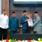 Penyerahan dokumen APBD 2024 oleh Wakil Gubernur ke Pimpinan DPRD. (dok: Gocan Humas Setwan) 