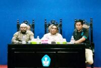 Kepala SMN 5 Tikep, Udin Sehe (Kanan), Kabid Budaya Dikbud Malut, Darwin (Tengah) dan Ketua Panitia Temu Alumni, Muhammad Imam (Kiri) saat memimpin rapat temu alumni. 