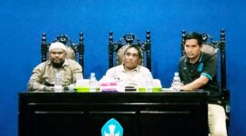 Kepala SMN 5 Tikep, Udin Sehe (Kanan), Kabid Budaya Dikbud Malut, Darwin (Tengah) dan Ketua Panitia Temu Alumni, Muhammad Imam (Kiri) saat memimpin rapat temu alumni. 