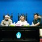 Kepala SMN 5 Tikep, Udin Sehe (Kanan), Kabid Budaya Dikbud Malut, Darwin (Tengah) dan Ketua Panitia Temu Alumni, Muhammad Imam (Kiri) saat memimpin rapat temu alumni. 