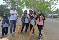 ASN BPKAD Malut saat membersihkan lokasi di seputaran Ibukota Sofifi. 