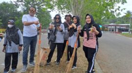 ASN BPKAD Malut saat membersihkan lokasi di seputaran Ibukota Sofifi. 
