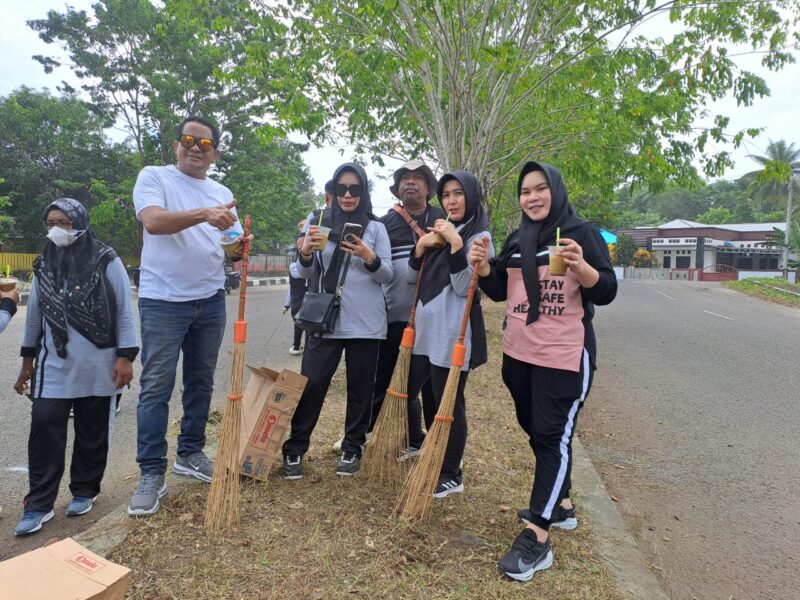 ASN BPKAD Malut saat membersihkan lokasi di seputaran Ibukota Sofifi. 