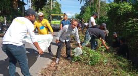 Sekretaris Dinas PUPR Malut, Iswan Idrus saat kerja bakti bersama para ASN di kawasan Kota Sofifi.