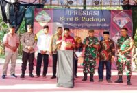 Kepala Desa Bukit Durian Victor Pareta saat membuka acara apresiasi seni dan budaya yang diselenggarakan oleh IPPB.