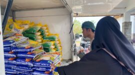 Kegiatan gerakan pangan murah dalam rangka HUT ke-78 kemerdekaan RI di kantor Dinas Pangan Malut.