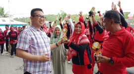 Kepala BPKAD Malut, Ahmad Purbaya saat menyerahkan hadiah kepada para pemenang lomba.