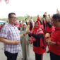 Kepala BPKAD Malut, Ahmad Purbaya saat menyerahkan hadiah kepada para pemenang lomba.