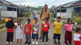 Koordinator kegiatan, Ridwan Harun saat berfoto bersama dengan peserta lomba. 