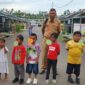 Koordinator kegiatan, Ridwan Harun saat berfoto bersama dengan peserta lomba. 