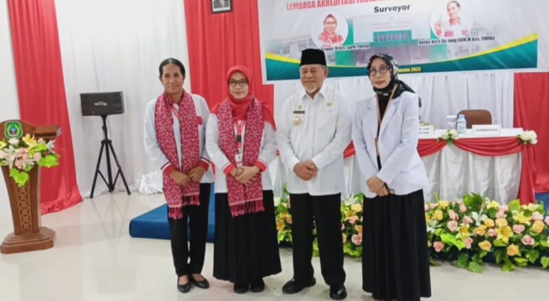 Foto bersama Gubernur Maluku Utara dengan tim survei akreditasi RSU Sofifi. 