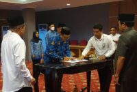Staf ahli gubernur Maluku Utara bidang politik hukum dan pemerintahan Ir Abuhari Hamzah saat melantik delapan pejabat lingkup BLUD RSUD Chasan Boesoerie Ternate, Jumat, 04/02/23(dok: ADPIM)