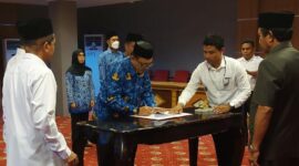 Staf ahli gubernur Maluku Utara bidang politik hukum dan pemerintahan Ir Abuhari Hamzah saat melantik delapan pejabat lingkup BLUD RSUD Chasan Boesoerie Ternate, Jumat, 04/02/23(dok: ADPIM)