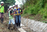 Kabid SDA Dinas PUPR Malut, Saiful Amin saat meninjau saluran irigasi di Wayamli, Halmahera Timur yang sudah rampung dibangun untuk persiapan uji tester.