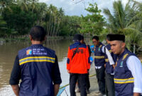 Kabid Cipta Karya Dinas PUPR Malut, Sofyan Kamarullah  saat meninjau lokasi banjir di Halbar.