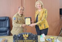 Penyerahan Cendramata Provinsi Maluku Utara dari Wakil Gubernur Maluku Utara Ir M Al Yasin Ali MT kepada Konjen Australia di Makassar Brounw yn Robbins di ruang rapat Wagub, kantor gubernur Sofifi,01/02/23(dok: ADPIM).