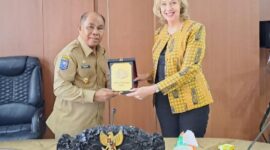 Penyerahan Cendramata Provinsi Maluku Utara dari Wakil Gubernur Maluku Utara Ir M Al Yasin Ali MT kepada Konjen Australia di Makassar Brounw yn Robbins di ruang rapat Wagub, kantor gubernur Sofifi,01/02/23(dok: ADPIM).