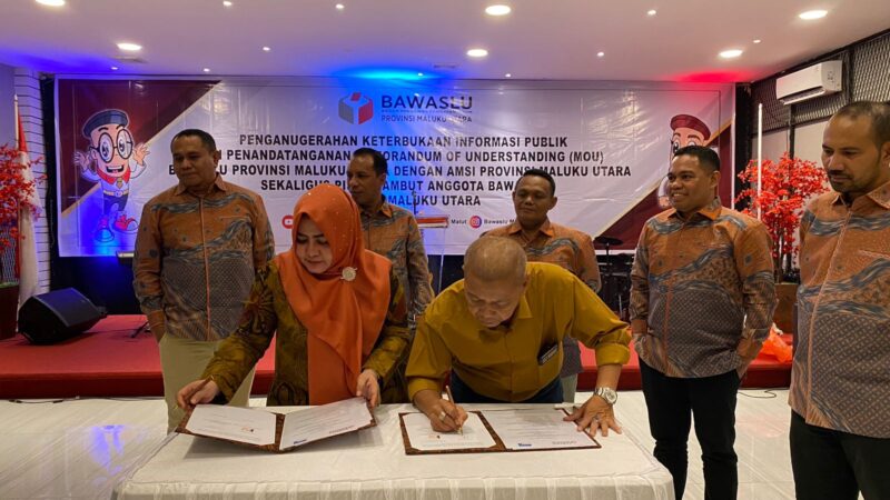 Penandatangan MoU oleh Ketua Bawaslu Malut, Masita Nawawi Gani dan Kepala RRI Ternate Dadan Sutaryana di Resto Red Corner, Ternate, Rabu (2/8/2024).
