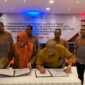 Penandatangan MoU oleh Ketua Bawaslu Malut, Masita Nawawi Gani dan Kepala RRI Ternate Dadan Sutaryana di Resto Red Corner, Ternate, Rabu (2/8/2024).