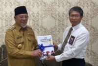 Gubernur Malut KH Abdul Gani Kasuba saat menerima LHP dari kepala perwakilan BPKP provinsi Maluku Utara Edy Suharto di kediaman gubernur ternate, Selasa,07/02/23(dok: ADPIM)