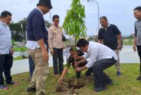 Aksi Penanaman pohon oleh staf ahli gubernur Maluku Utara bidang politik hukum dan pemerintahan Ir Abuhari Hamzah dalam rangka memperingati Hari Ulang Tahun DPRD provinsi Maluku Utara ke 22 tahun 2023 di halaman Kantor DPRD,Kamis, 19/01/23(dok: ADPIM)