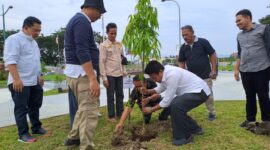 Aksi Penanaman pohon oleh staf ahli gubernur Maluku Utara bidang politik hukum dan pemerintahan Ir Abuhari Hamzah dalam rangka memperingati Hari Ulang Tahun DPRD provinsi Maluku Utara ke 22 tahun 2023 di halaman Kantor DPRD,Kamis, 19/01/23(dok: ADPIM)