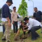 Aksi Penanaman pohon oleh staf ahli gubernur Maluku Utara bidang politik hukum dan pemerintahan Ir Abuhari Hamzah dalam rangka memperingati Hari Ulang Tahun DPRD provinsi Maluku Utara ke 22 tahun 2023 di halaman Kantor DPRD,Kamis, 19/01/23(dok: ADPIM)