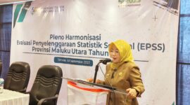 Asisten II Bidang Perekonomian dan Pembangunan Setda Malut, Sri Haryati Hatari saat membaca sambutan gubernur. 
