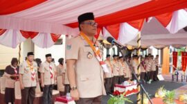 Sekdaprov Malut, Drs. Samsudin A Kadir saat memimpin apel besar HUT Gerakan Pramuka ke-62, di Kantor Kwarda Malut. (foto: Mato)