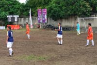 Pemain Parlemen FC (Biru Putih) berhadapan dengan RSU Ternate FC (orange).