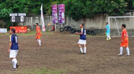 Pemain Parlemen FC (Biru Putih) berhadapan dengan RSU Ternate FC (orange).