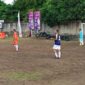 Pemain Parlemen FC (Biru Putih) berhadapan dengan RSU Ternate FC (orange).