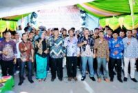 Kepala Desa Waiipa saat foto bersama dengan pemuda. (doc: Am). 