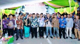 Kepala Desa Waiipa saat foto bersama dengan pemuda. (doc: Am). 