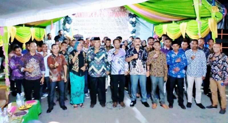 Kepala Desa Waiipa saat foto bersama dengan pemuda. (doc: Am). 