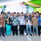 Kepala Desa Waiipa saat foto bersama dengan pemuda. (doc: Am). 
