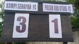 Papan skor akhir pertandingan Kompi Senapan FC melawan Polsek Oba Utara.