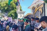 HMI cabang Ternate saat melakukan aksi unjuk rasa di Kediaman Gubernur di Ternate dengan tuntutan terkait persoalan pencemaran lingkungan di Sagea.