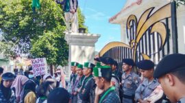 HMI cabang Ternate saat melakukan aksi unjuk rasa di Kediaman Gubernur di Ternate dengan tuntutan terkait persoalan pencemaran lingkungan di Sagea.