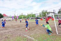 Desma penjaga gawang Perbatasan Fc berhasil menjinakkan bola yang mengancam gawangnya.