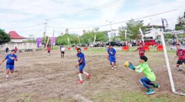 Desma penjaga gawang Perbatasan Fc berhasil menjinakkan bola yang mengancam gawangnya.