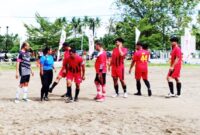 Kadispora Malut, Udje (Jersey Hitam) saat berhadapan dengan pemain Polsek Oba Utara Fc.