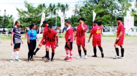 Kadispora Malut, Udje (Jersey Hitam) saat berhadapan dengan pemain Polsek Oba Utara Fc.